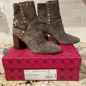 Tory Burch Kira suede stud booties in good pre-owned condition. Bisonte (Taupe).